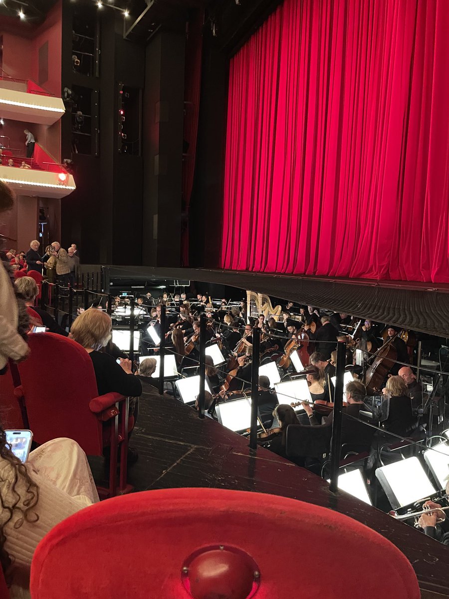 Elizabethstem's tweet image. En het fijne is dat ik t orkest kan zien spelen. Met die mooie Viotti er voor. :-)