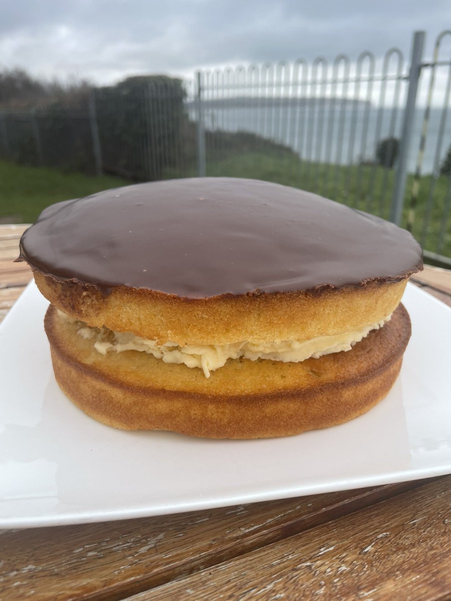 Blueberrys_cafe's tweet photo. Cakes for tomorrow are Lemon Chiffon, Boston Cream, St Clements and GF Chocolate Fudge
#blueberryscafe #cakesofinstagram #cake #iow #yummy #homemade #tasty #delicious #local #smallbusiness #cakeaway #cafewithaview #lemon #boston #chocolate #ganache https://t.co/abM5medFB1
