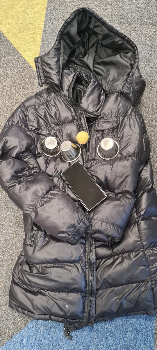 MPSStrndWthall's tweet photo. We would love to reunite these items with the owner, dropped by Westminster Bridge. Pop into Charing Cross Police station anytime https://t.co/fszjtnYJRa
