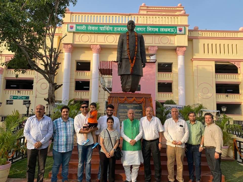 laljitandon's tweet photo. हज़रतगंज स्थित बाबू जी की प्रतिमा पर उनकी जयन्ती के अवसर पर श्रद्धा सुमन अर्पित किए गये। https://t.co/4bZPnhAznv