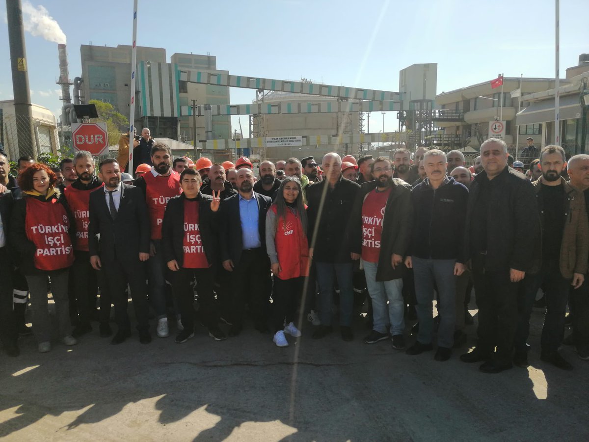 chpkorfezilce's tweet photo. İlçemizde faaliyet gösteren Gübretaş fabrikasında çalışan işçi kardeşlerimizin sesini duyurmamız lazım.
Petrol İş Sendikası’nda örgütlü olan Gübretaş işçileri insanca yaşayabilecekleri bir maaş istiyor.

#chpkörfez https://t.co/sVZ2MUIzeE