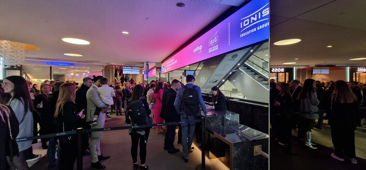 RemiLantieri's tweet photo. Il y a foule ce soir à la remise des diplômes Ionis. https://t.co/V6yvvAn4B9