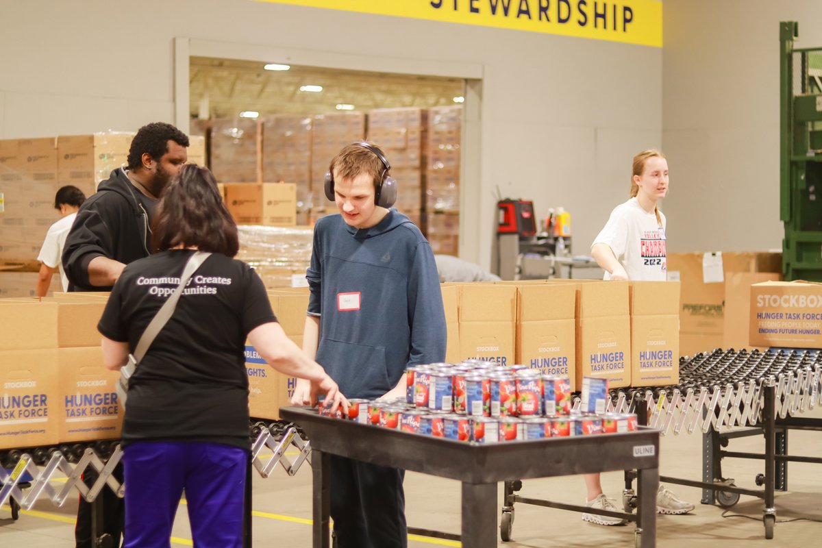 hungertaskforce's tweet photo. Bump. Set. Spike! 🏐 This week, @MarquetteVB joined volunteers from Journey 21, a WI nonprofit that provides supportive living and learning options for adults with intellectual or developmental disabilities (IDD), to build nearly 300 #Stockboxes for local seniors. #wearemarquette https://t.co/nCwJ9ezPBo