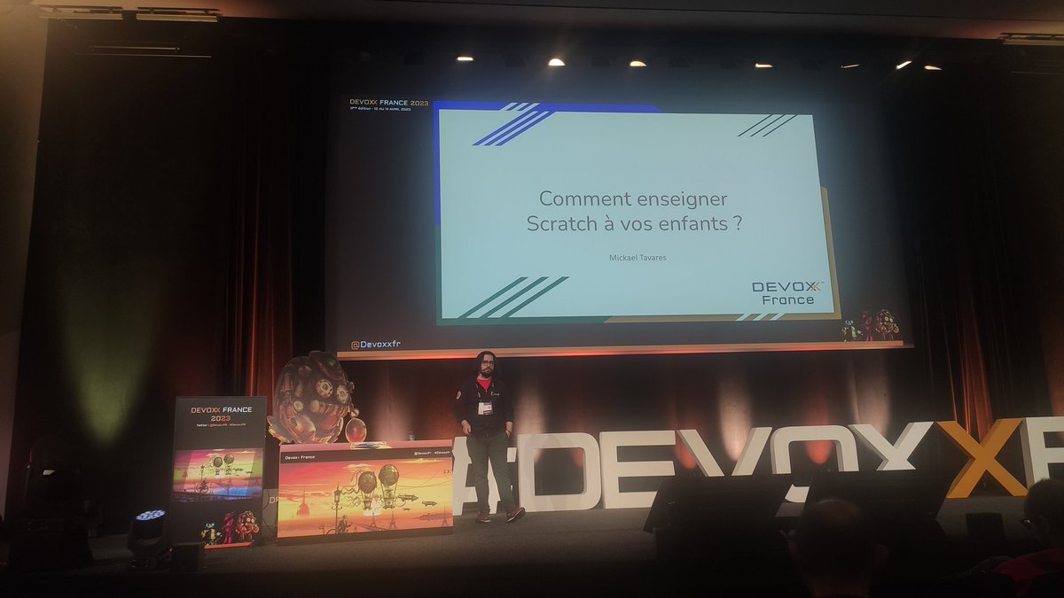LeMeurLoic_fr's tweet photo. Le grand enfant que je suis / le papa ne pouvait pas résister. Merci à @TavaresMickael pour ce Tools-In-Action @DevoxxFR : Comment enseigner Scratch à vos enfants ? #Scratch @Devoxx4KidsFR #micronet https://t.co/8LbUZbJsXQ