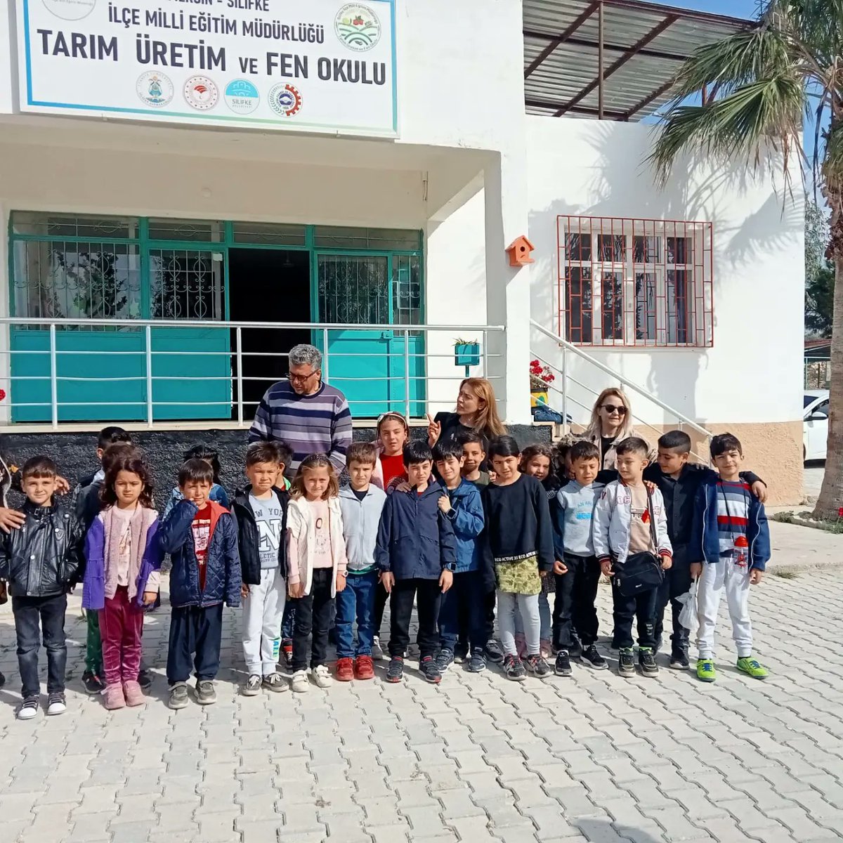 fulyalp's tweet photo. Bugün tarım üretim ve fen okulu Kapizli Rasim Bozbey ilkokulu 1.sinif öğrencileri ile ata tohumundan bamya ve fasulye dikimi yaptılar. Patates baskısı atölye etkinliği ve beslenme saati yapan çocuklarım üreten sağlıklı bireyler olmanın bilinci ile okulumuzdan ayrıldılar 🥰🥰 https://t.co/LM5c5Hh2eY