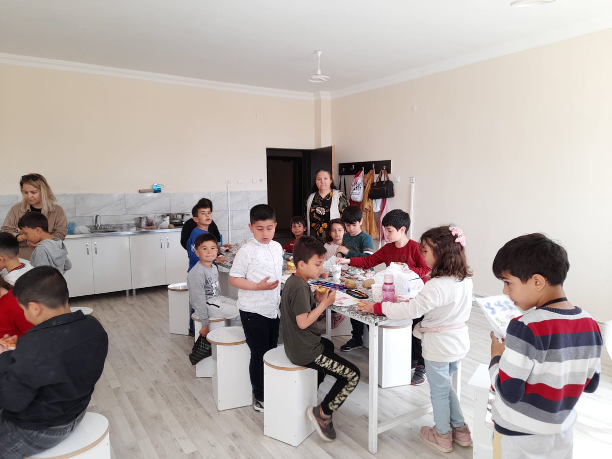 fulyalp's tweet photo. Bugün tarım üretim ve fen okulu Kapizli Rasim Bozbey ilkokulu 1.sinif öğrencileri ile ata tohumundan bamya ve fasulye dikimi yaptılar. Patates baskısı atölye etkinliği ve beslenme saati yapan çocuklarım üreten sağlıklı bireyler olmanın bilinci ile okulumuzdan ayrıldılar 🥰🥰 https://t.co/LM5c5Hh2eY