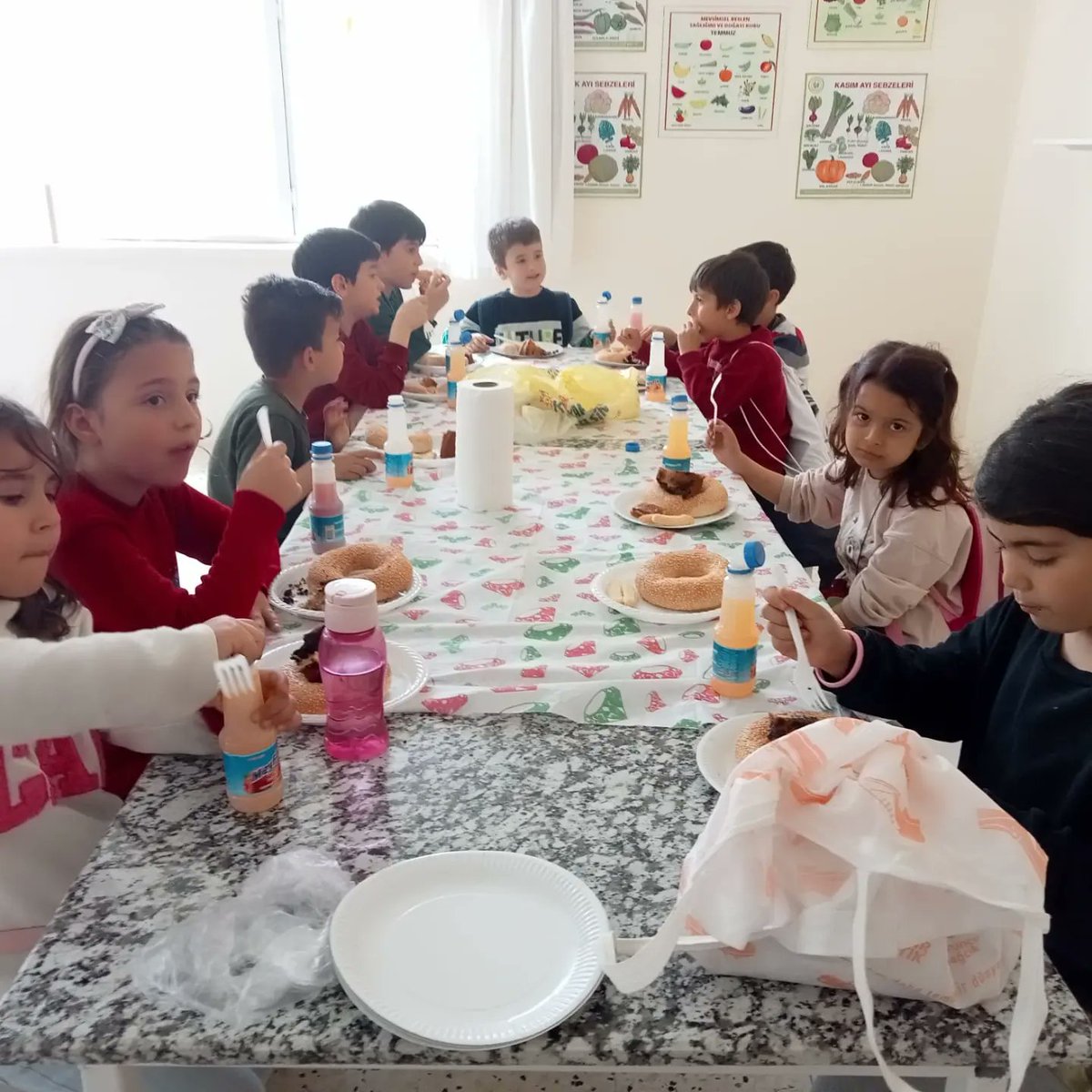 fulyalp's tweet photo. Bugün tarım üretim ve fen okulu Kapizli Rasim Bozbey ilkokulu 1.sinif öğrencileri ile ata tohumundan bamya ve fasulye dikimi yaptılar. Patates baskısı atölye etkinliği ve beslenme saati yapan çocuklarım üreten sağlıklı bireyler olmanın bilinci ile okulumuzdan ayrıldılar 🥰🥰 https://t.co/LM5c5Hh2eY