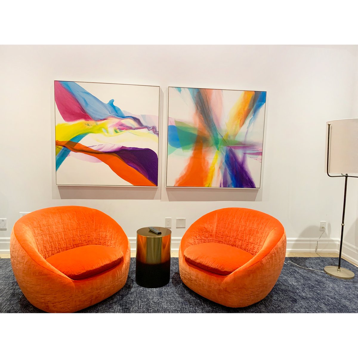Sharing this beautiful custom framed paintings by Brooke Palmer in our client's home. How fun are those orange armchairs? 😍
.
.
.
#art #artgallery #client #painting #home #homedecor #homedesign #inspiration #interiorstyling #interiordecor #canadianart #toronto #petroffgallery