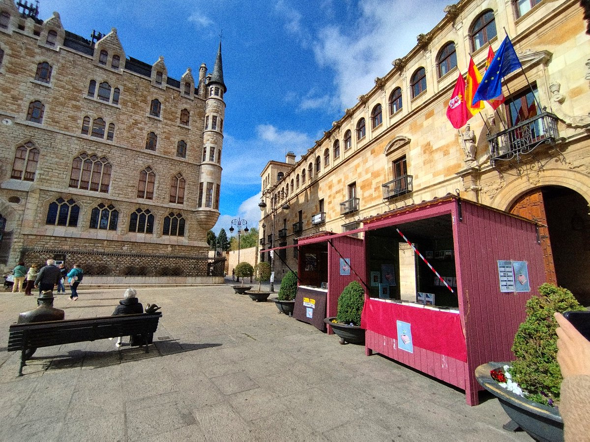 pezdeplata's tweet image. ¡Ya estamos en #León! Hasta el sábado frente a la Casa #Botines, compartiendo caseta con nuestros amigos de @MrGriffin_edit 🥳

#fee #leonesp #menoslobos #pezdeplata