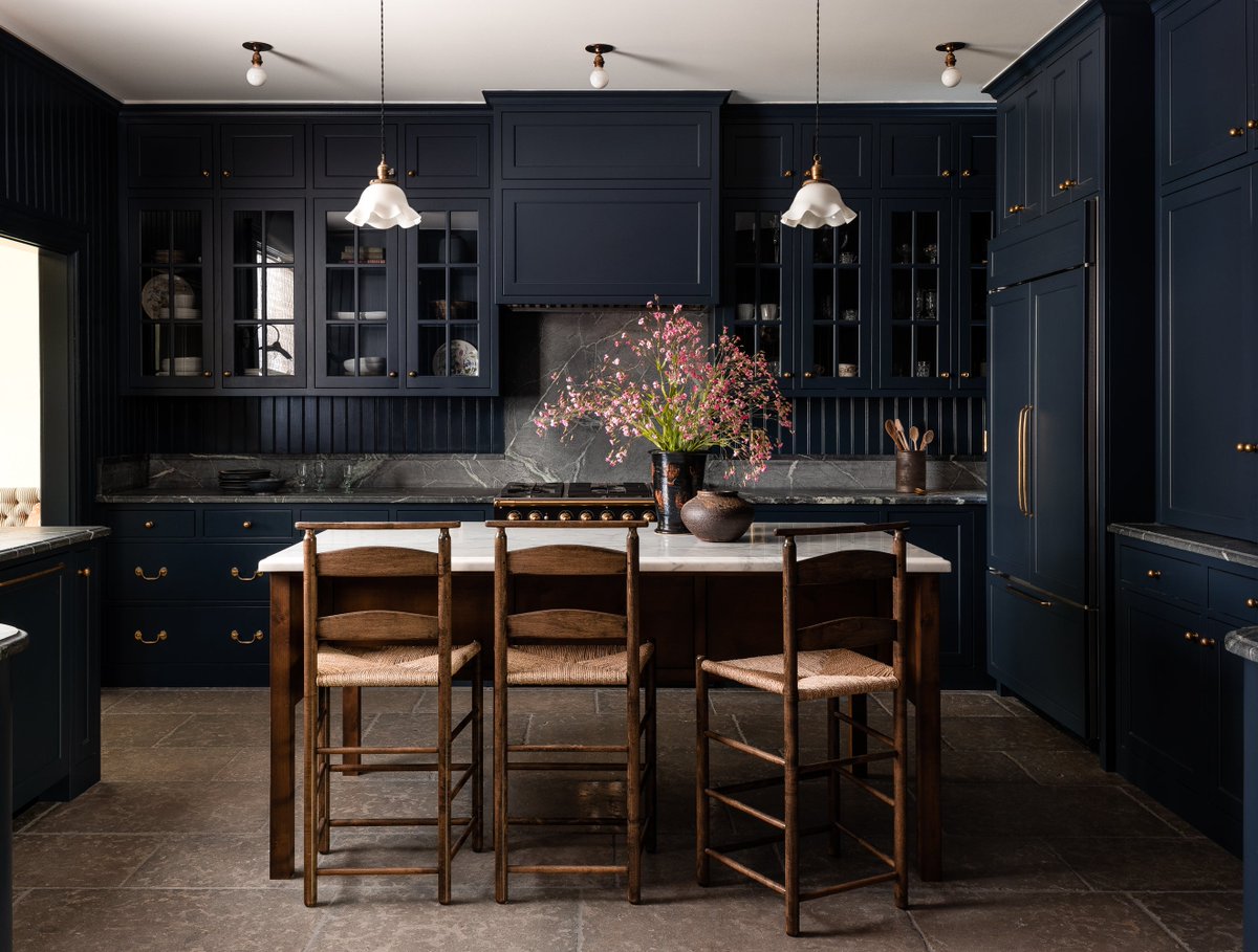 1stDibs's tweet photo. We're delighted to share with you one of the sublime spaces chosen for the 2023 #1stDibs50. For this showstopper of a kitchen in a San Francisco home, interior designer Heidi Caillier was inspired by elegant, comfortable English design. https://t.co/f0mi9xinmG https://t.co/2IKBxMo3bF