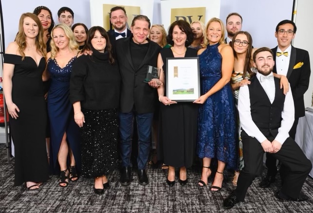 MantlePackaging's tweet photo. #TBT to the RVBA awards, which was yet again an incredible night 🍾🥂

Another huge congratulations to @LaLocanda who were the winners of our sponsored award for ‘Hospitality Business’, which Laura had the pleasure of presenting!

Already looking forward to #RVBA2024 🎉🎊 https://t.co/LTI59AVkUx