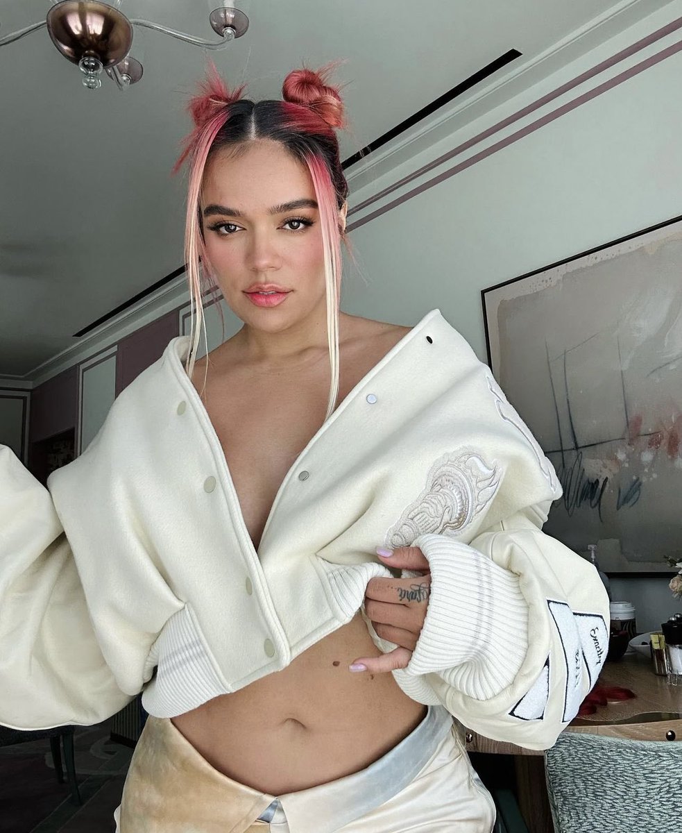 dios creo al hombre y como disculpa nos envio a Karol G❤️‍🩹