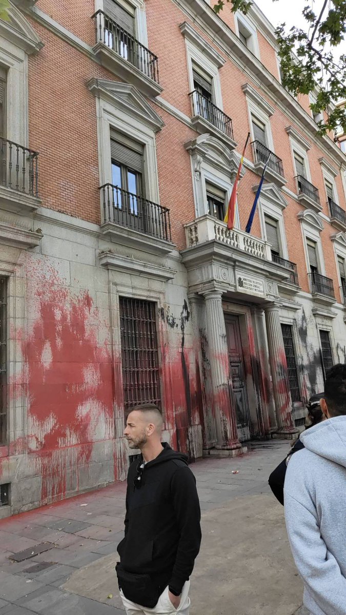 ¡¡ÚLTIMA HORA!! El Ministerio de Justicia chorrea sangre y petróleo.

Exigimos que las subvenciones dirigidas a la ganadería se deriven a alternativas social y ecológicamente responsables basadas en vegetales.