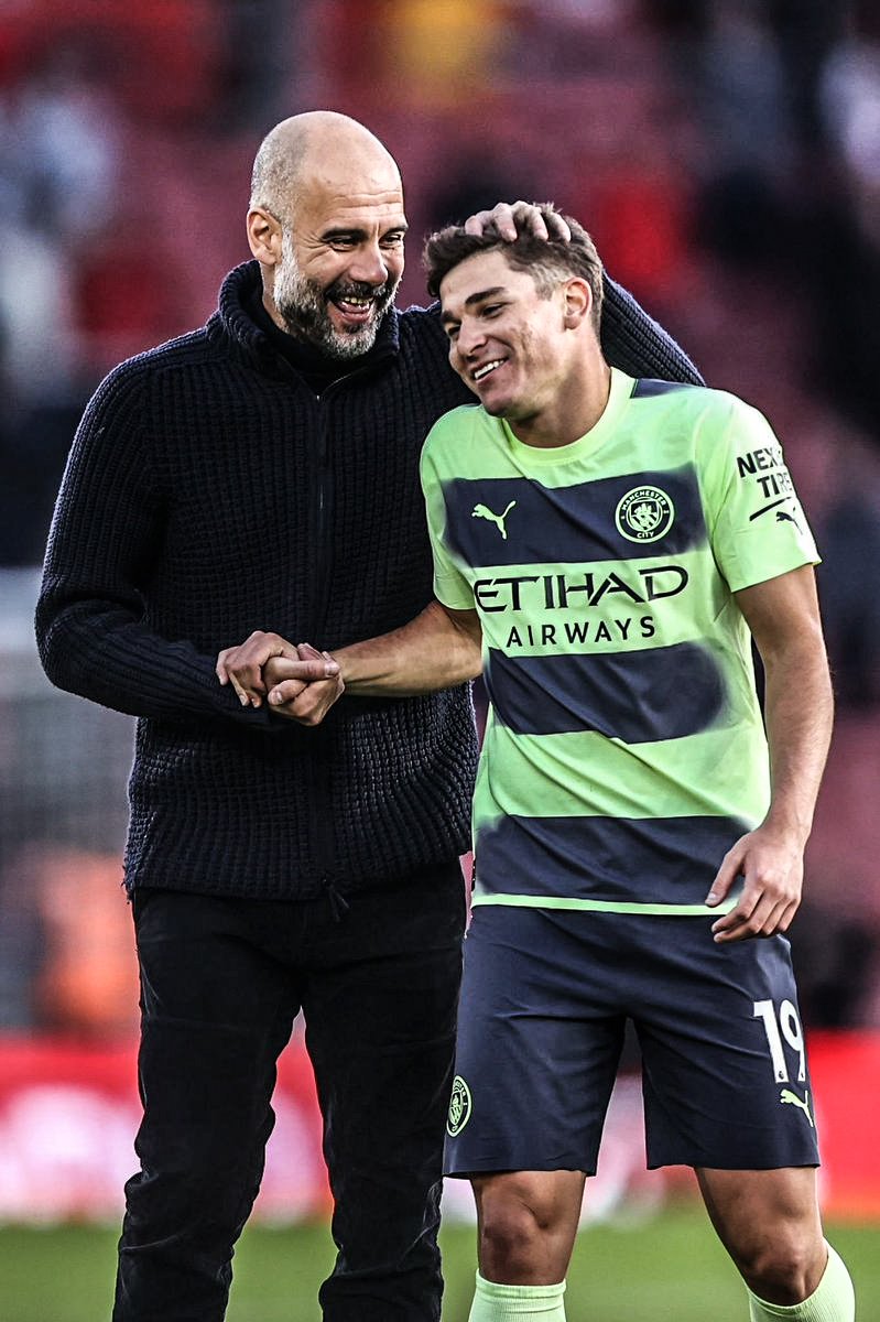 Trucho_o's tweet photo. "Una vez, Guardiola se quejó por mi corte de pelo. Le dije que se preocupara por el suyo y yo me iba a encargar del mío. Después de eso me borró del equipo por 2 partidos"

🗣️ Julián Álvarez, En ESPN https://t.co/YSaAQHgiy0
