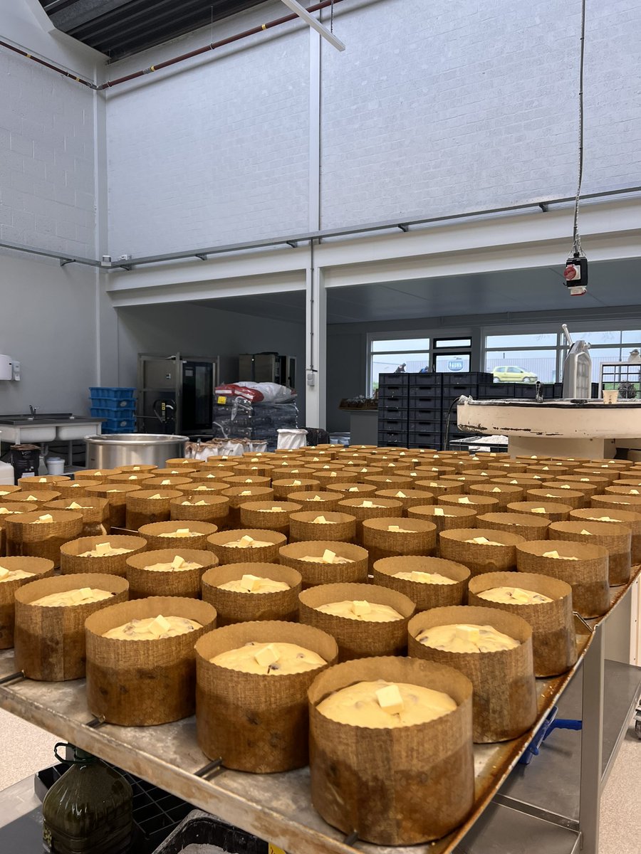 EdwinKlaasen's tweet photo. Morgen vanaf 10 uur bij #broodheeren Oekraïense vluchtelingen maken #paskha want dit weekend is het Pasen aldaar.  Net zoals vorig jaar maken we het smakelijk! Kom je ook? @FelixWilbrink https://t.co/2I3VjsuP2k
