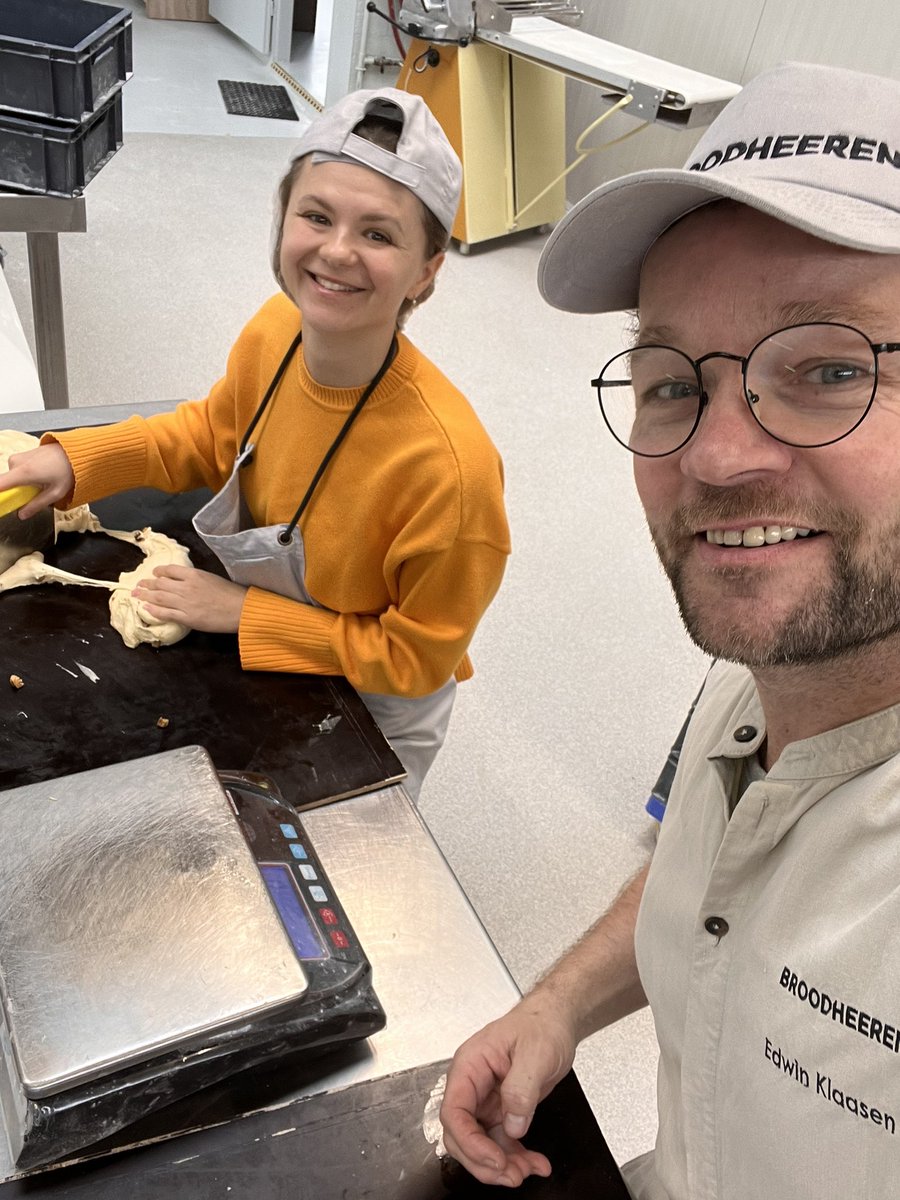 EdwinKlaasen's tweet photo. Morgen vanaf 10 uur bij #broodheeren Oekraïense vluchtelingen maken #paskha want dit weekend is het Pasen aldaar.  Net zoals vorig jaar maken we het smakelijk! Kom je ook? @FelixWilbrink https://t.co/2I3VjsuP2k