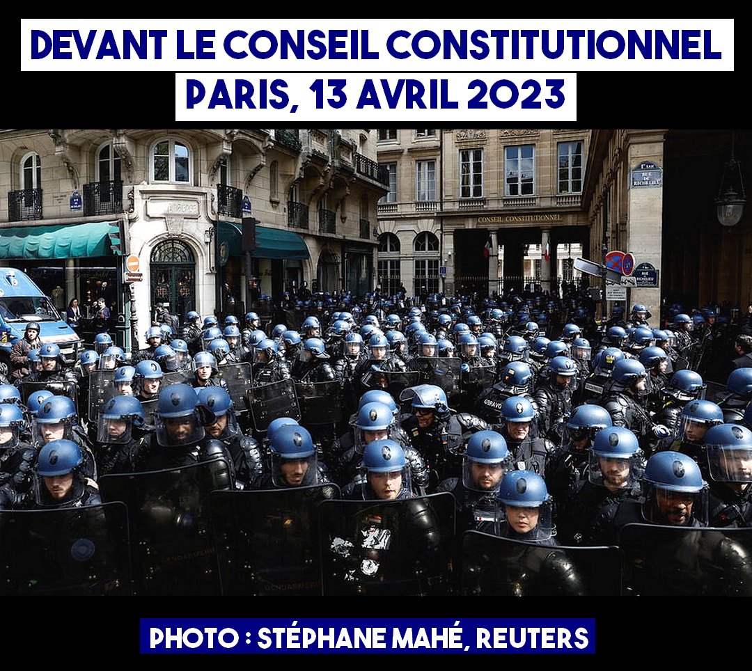 DÉMOCRATIE POLICIÈRE

Cette photo devrait faire le tour du monde, elle illustre parfaitement la situation politique française : des forces de l'ordre à perte de vue devant le Conseil Constitutionnel, pendant la manifestation du 13 avril à #Paris.