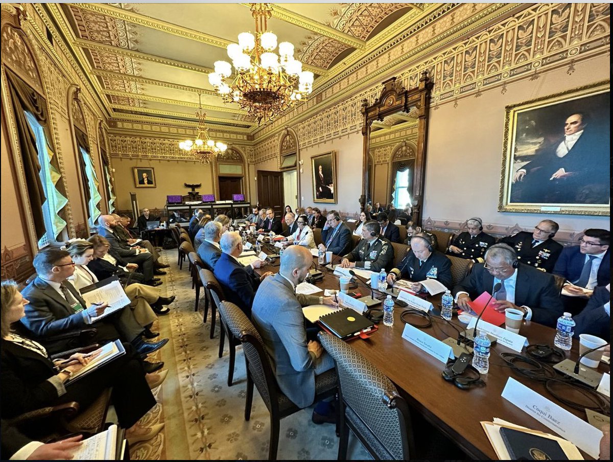 DoliaEstevez's tweet photo. En esta foto se observa la asimetría. En el lado estadounidense, ni un sólo secretario y sillas vacías. En lado mexicano, 6 secretarios. Reunión bilateral hoy en el edifico Eisenhower, anexo a la Casa Blanca, para hablar de fentanilo y armas. 📷@rosaicela_ https://t.co/CanLc4Hxy9