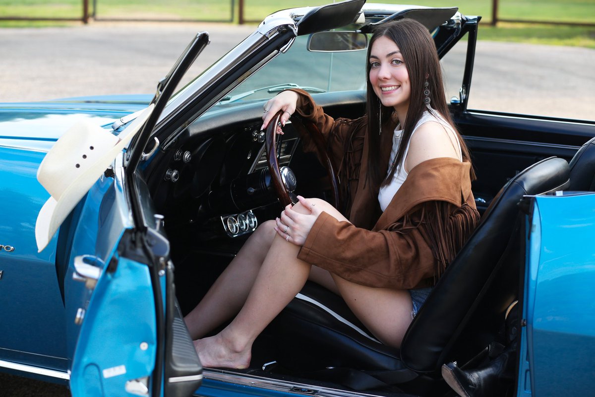Spring is here and senior photo sessions are in full swing for us at Velocity Visual Media! This week we are featuring DeAnna and Kenley from their classic car senior session…class of 2023!
