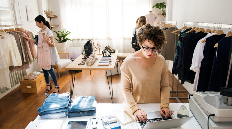 awareness_es's tweet photo. CONSUMIDORES y TIENDAS LOCALES. El usuario busca medidas para ahorrar, optando cada vez más por el pequeño comercio de barrio.
#ComercioLocal #ComercioSostenible #Retail #Sostenibilidad #ComercioConProposito #ODS #ResponsabilidadSocial #ConsumoResponsable
https://t.co/PAkR40JbdZ https://t.co/OWPxrF4Xnp