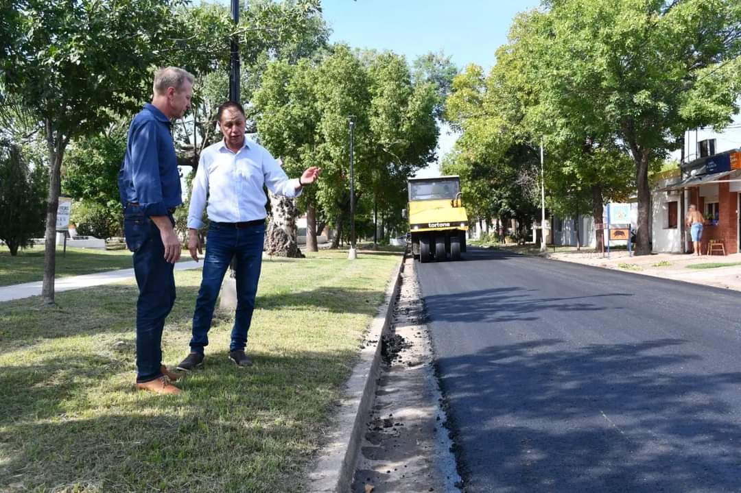 MuniSunchales's tweet photo. 👷‍♂️Obras

📍¡ Seguimos mejorando la infraestructura vial a través del Plan de Reconstrucción de Pavimento !

🚧  Estamos trabajando en la renovación de las calles Frondizi, Zeballos y Alem, del barrio 9 de Julio

 💪¡Ya son 250 cuadras en toda la Ciudad y vamos por + ! https://t.co/3RejW7pUXq