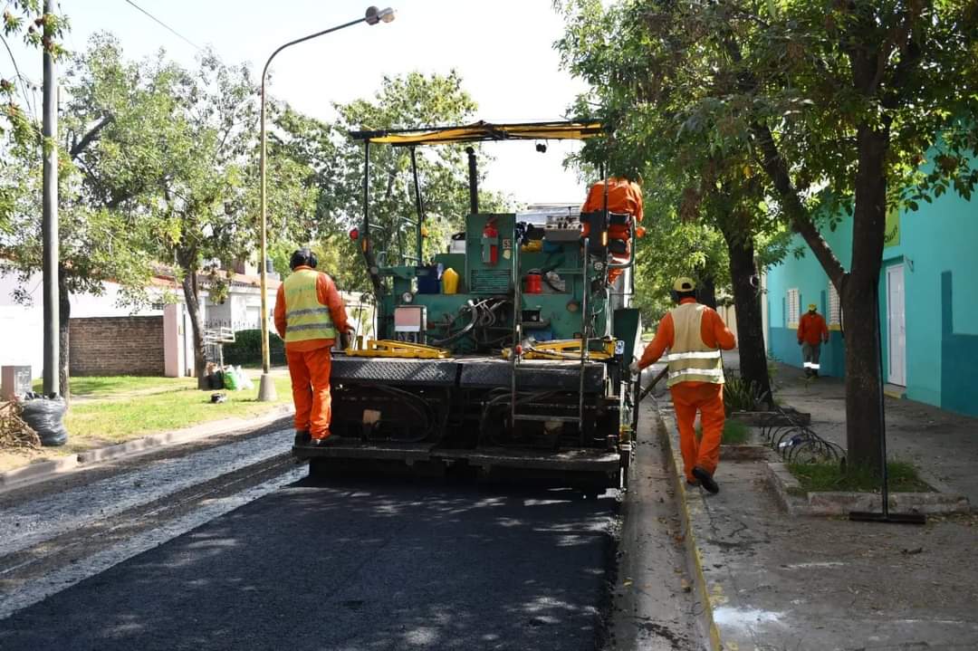 MuniSunchales's tweet photo. 👷‍♂️Obras

📍¡ Seguimos mejorando la infraestructura vial a través del Plan de Reconstrucción de Pavimento !

🚧  Estamos trabajando en la renovación de las calles Frondizi, Zeballos y Alem, del barrio 9 de Julio

 💪¡Ya son 250 cuadras en toda la Ciudad y vamos por + ! https://t.co/3RejW7pUXq