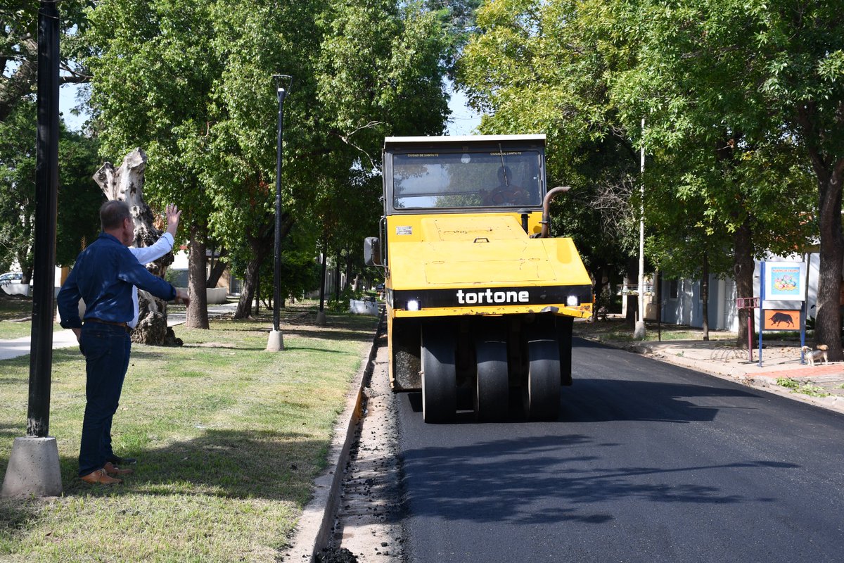 MuniSunchales's tweet photo. 👷‍♂️Obras

📍¡ Seguimos mejorando la infraestructura vial a través del Plan de Reconstrucción de Pavimento !

🚧  Estamos trabajando en la renovación de las calles Frondizi, Zeballos y Alem, del barrio 9 de Julio

 💪¡Ya son 250 cuadras en toda la Ciudad y vamos por + ! https://t.co/3RejW7pUXq