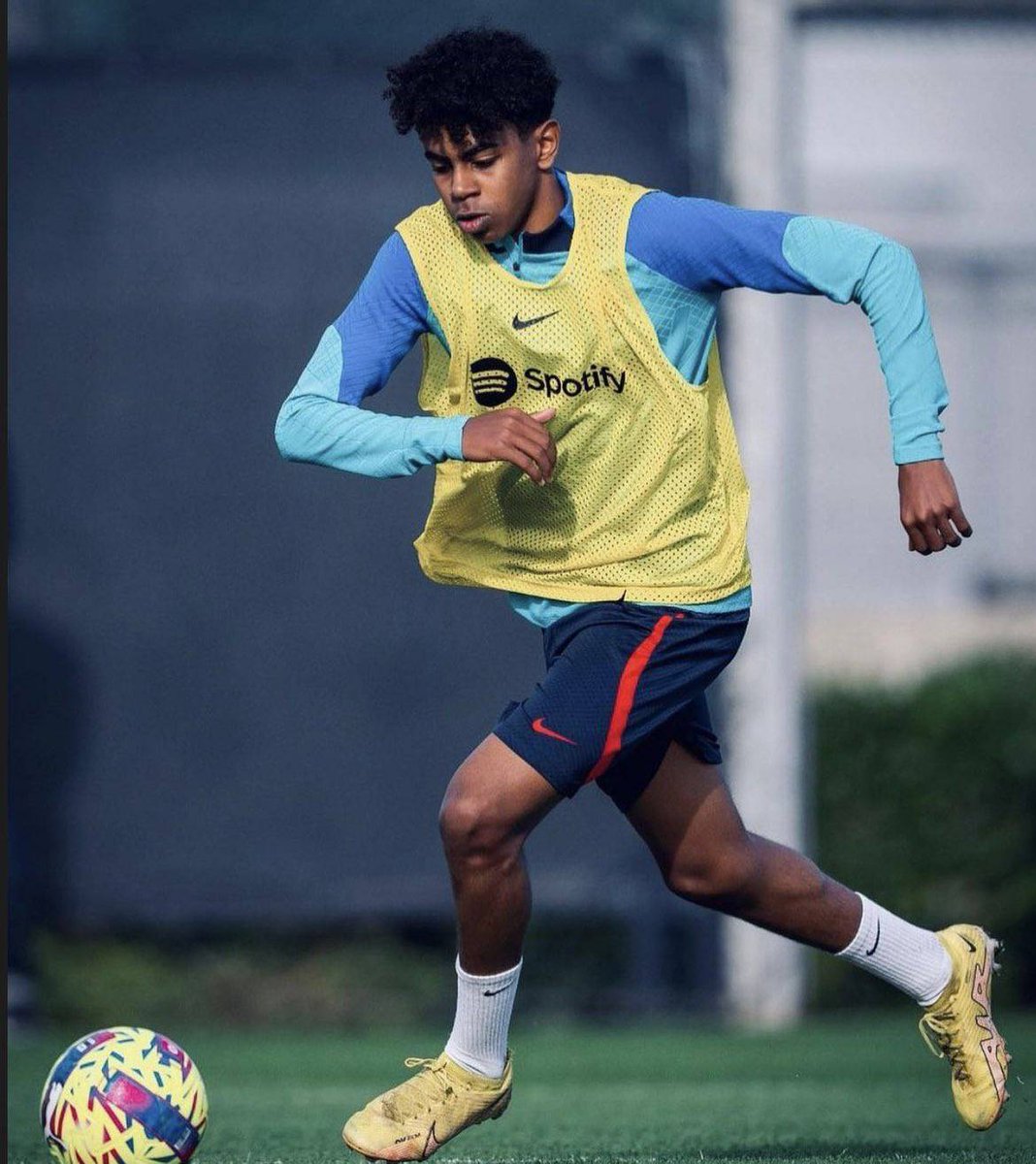BarcaUniversal's tweet photo. Barcelona have presented a personal plan to Lamine Yamal, which has convinced him. The player will renew his contract with the club.

— @sport https://t.co/aw7RFsppnZ