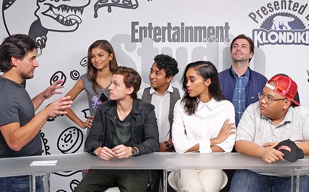 RPEWeekly's tweet photo. © 𝘚𝘢𝘯 𝘋𝘪𝘦𝘨𝘰 𝘊𝘰𝘮𝘪𝘤 𝘊𝘰𝘯 › #RPEWeekly 
#SDCC › Photoshoots and Interviews 

We have an interview with the cast and director of #SpidermanHomecomingRP🕸️ talking about their roles and expectations for this project and the character's introduction to Marvel Studios. https://t.co/ZgoM49dNsy