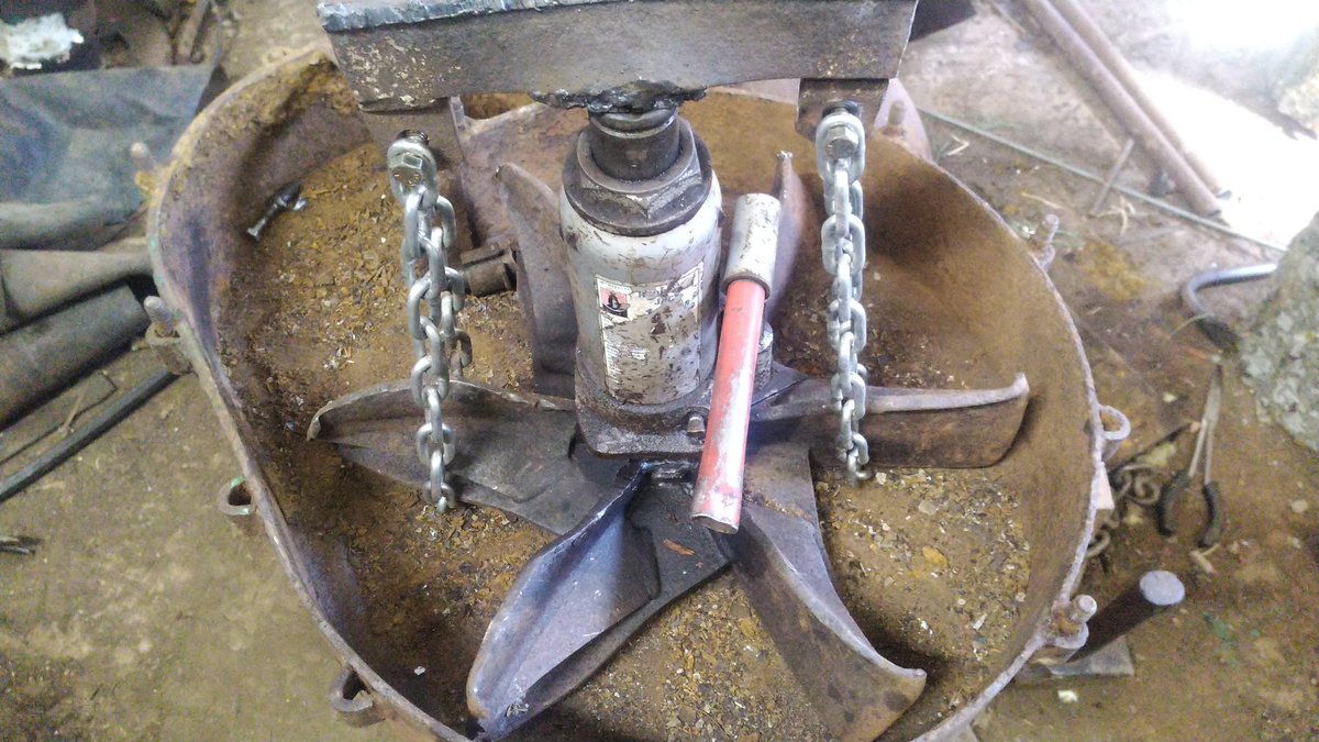 WilbertTalen's tweet photo. I've gone through 2 gear pullers, 1 tank of acetylene, 1 tank of oxygen, and I still can't get this old manure pump impeller off. Any tips? https://t.co/QjvsIRIT5Y