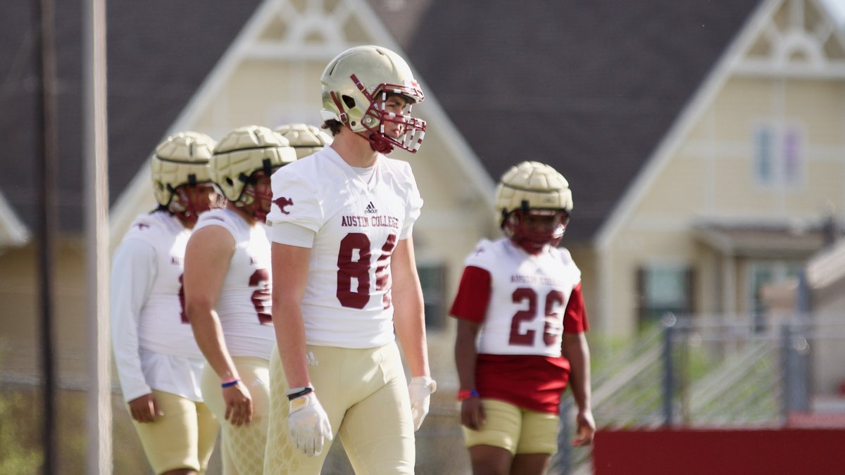 acroossuperfan's tweet photo. Favorite 🦘🏈Squad? OLU or LBU or WRU or DLU or all of the above? 🤘 @RoosFootball @ACsports #AustinCollege #RooNation https://t.co/d13teWW760