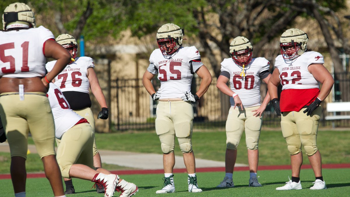 acroossuperfan's tweet photo. Favorite 🦘🏈Squad? OLU or LBU or WRU or DLU or all of the above? 🤘 @RoosFootball @ACsports #AustinCollege #RooNation https://t.co/d13teWW760