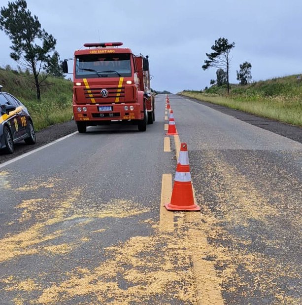 4bbmcbmrs's tweet photo. O Corpo de Bombeiros Militar do Rio Grande do Sul (CBMRS), com sede no Município de São Pedro do Sul, atendeu na manhã do dia 13 Abr 23, ocorrência de sinistro de trânsito. 
Caminhão Bitrem carregado de grãos tombou na Rodovia BR 287, localidade de Carpintaria. https://t.co/89pkZQvoFD