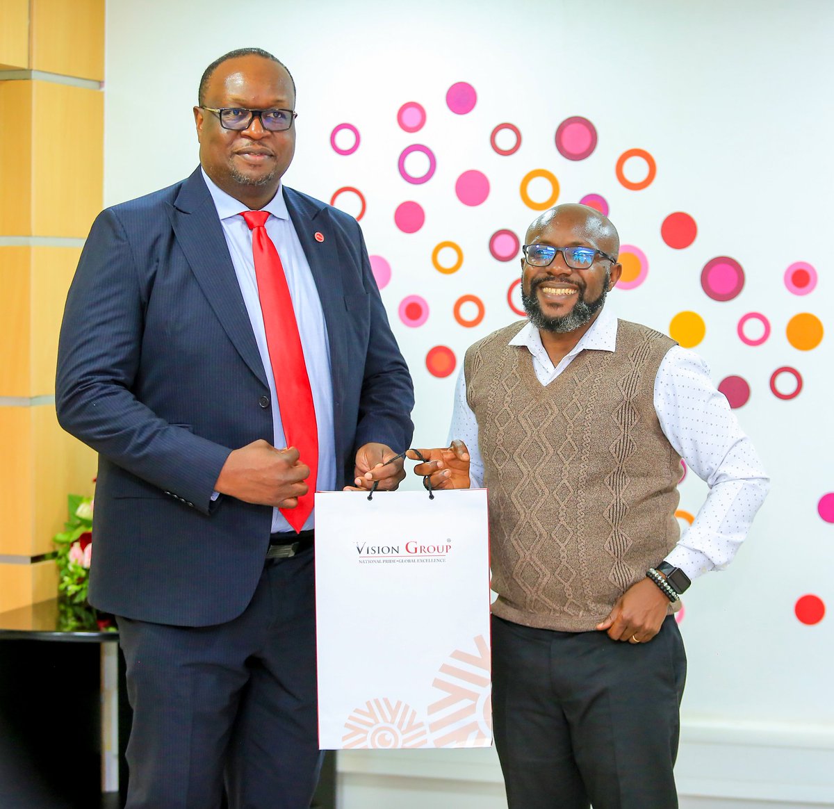 nyamadon's tweet photo. Held discussions with @AbsaUganda top management led by MD Mumba Kalifungwa, as we sought to appreciate the bank, not just as a client but a business partner of @VisionGroup . Thanks for hosting us. @newvisionwire #VisionUpdates #NVCustomerWeek https://t.co/OEeZ43boJf
