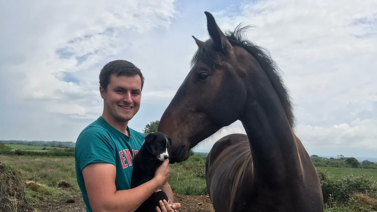 SplancNewstalk's tweet photo. Láithreoir, múinteoir, tionchaire, feirimeoir... abair ildánach! Beidh an Kerry Cowboy @Suilleabhanach linn ar an aer i gceann cúpla nóim ar #Splanc @NewstalkFM 🤠 https://t.co/zxZqsRTVn4