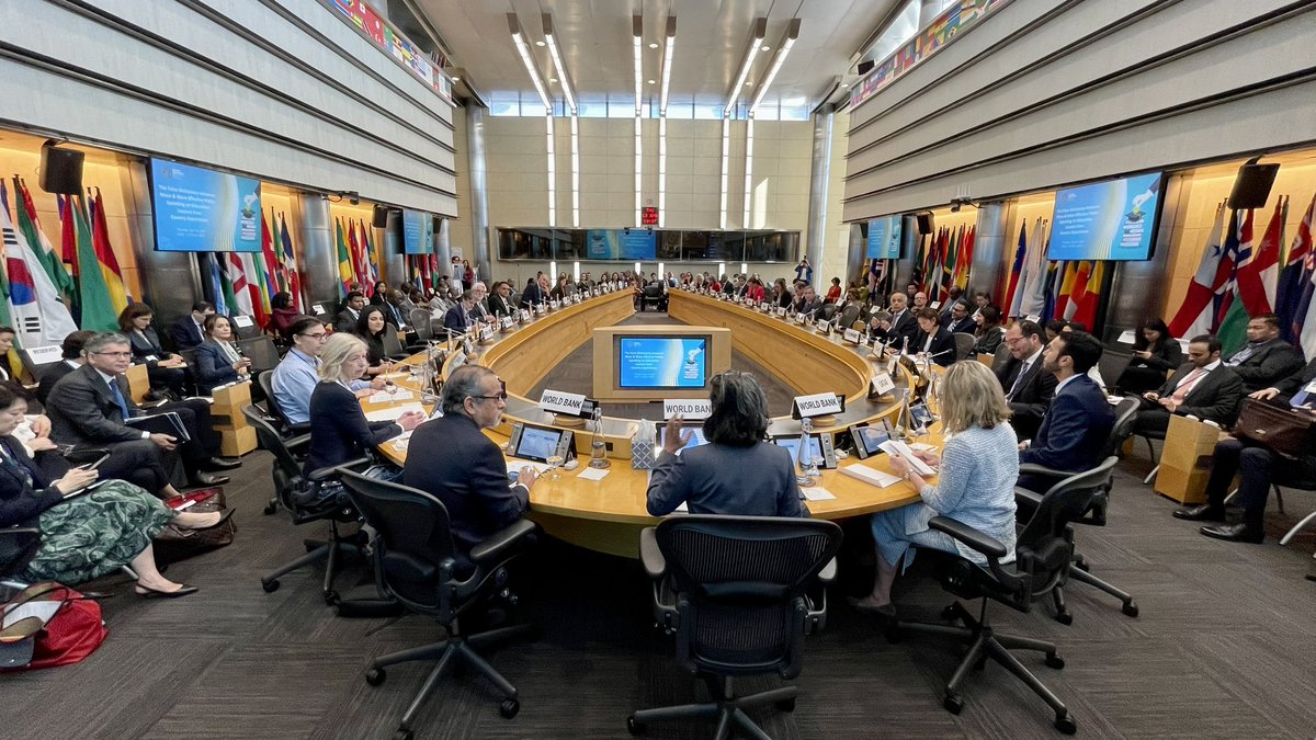 Exciting news from #SpringMeetings in DC!
@UNESCO has initiated the first-ever structured dialogue between Education and Finance Ministers, hosted by @WorldBank , paving the way for future collaborations in #EducationFinancing. 📚💰

#TransformingEducation
@Education2030UN