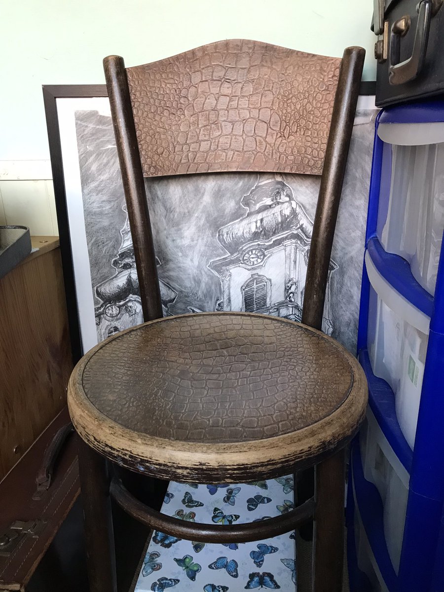 letterappsoc's tweet photo. 1) See @BBC_ARoadshow is coming to @SwanagePier in June.
2) Submit photo of old bentwood chair from up the #LetterWritingShed as possible interest.
3) Start watching @agathachristieโs Why Didnโt They Ask Evans.
4) Spot same chairs at end of first episode.
5) Day made. ๐คฉ๐ช๐บ๐ https://t.co/RbwYZhzBZZ