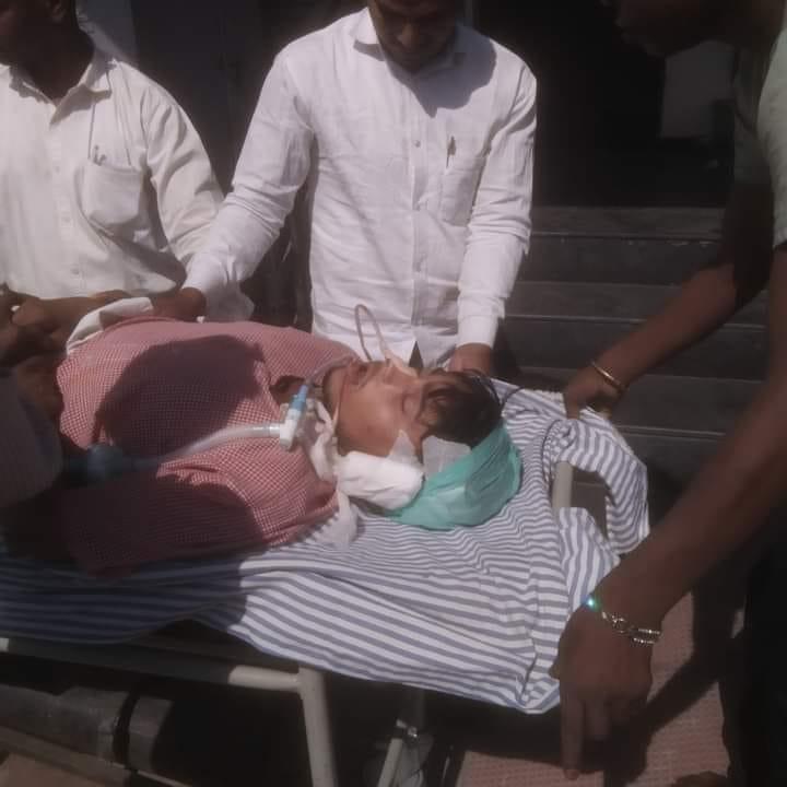 जहानाबाद विधानसभा अंतर्गत ग्राम मऊदेव निवासी #जोशी_जी के बड़े बेटे के निधन की अत्यंत दुःखद सूचना प्राप्त हुई..
आवास पहुंचकर शोकाकुल परिजनों से भेंटकर ढांढस बंधाया.. परमपिता परमात्मा से प्रार्थना है कि दिवंगत आत्मा को अपने श्री चरणों में स्थान दें..

ॐ शांति शांति..