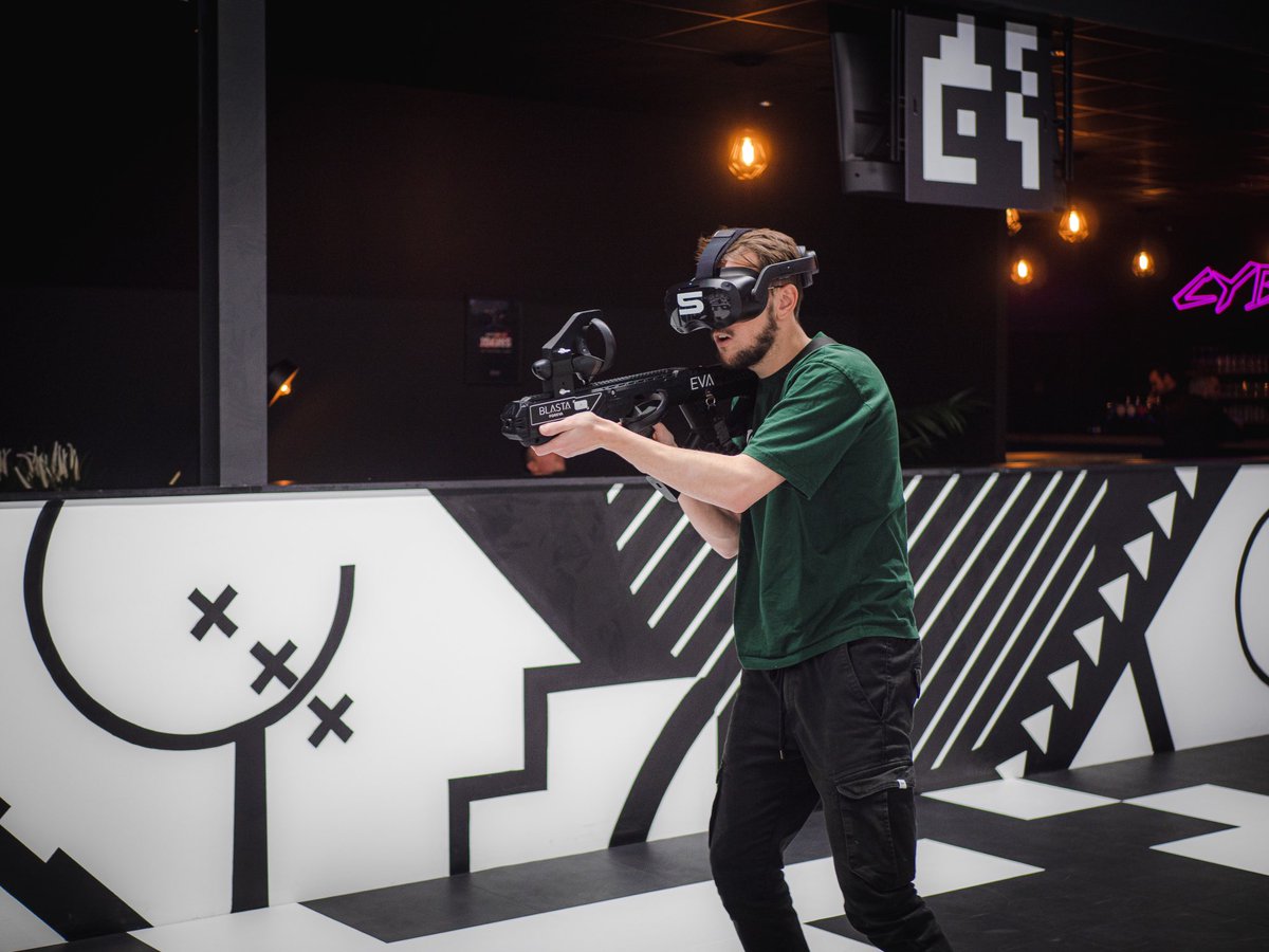 eva_rennes's tweet photo. EVA Rennes ouvre officiellement ses portes ! ⚔️

Nos premiers joueurs sont déjà là ! 

L’impression de les avoir déjà vu 🤔👑

@evagg_fr #evarennes #esport #vr #réalitévirtuelle https://t.co/JMPUpdZVhi