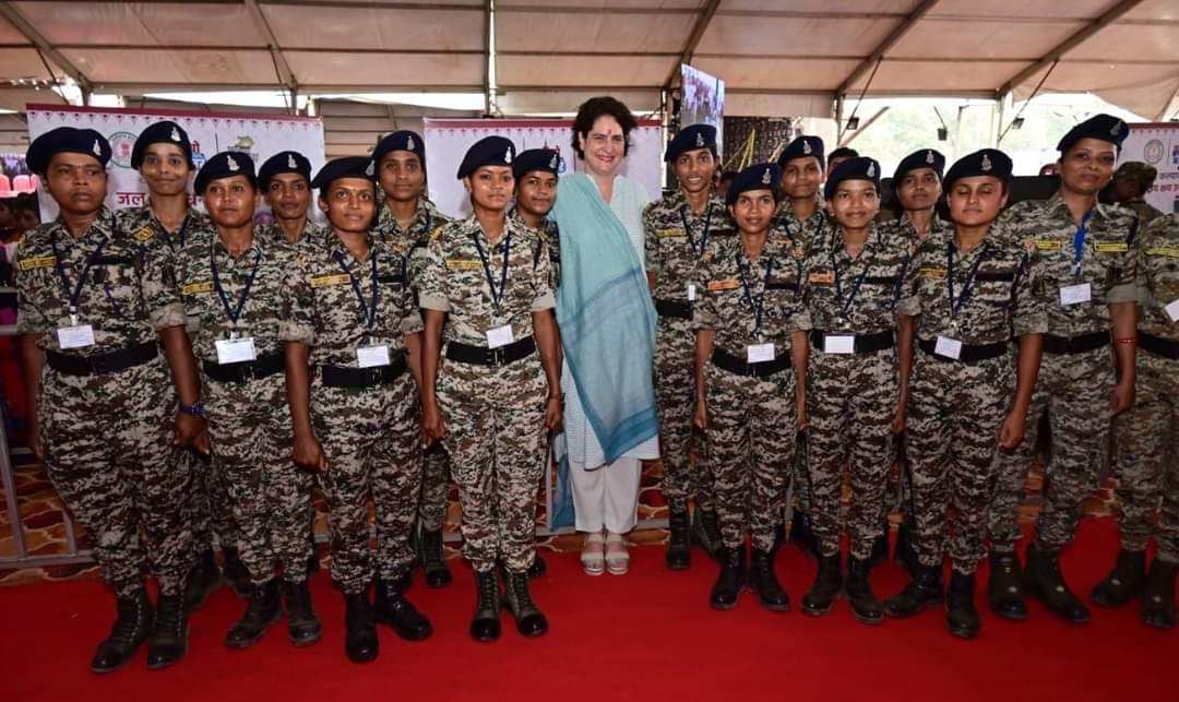 भरोसा का सम्मेलन में शामिल होने जगदलपुर पहुँची श्रीमती @priyankagandhi जी ने बस्तर फाइटर्स की महिला जवानों से मुलाकात की। 

#छत्तीसगढ़_सरकार_भरोसे_की_सरकार #BastarFighters