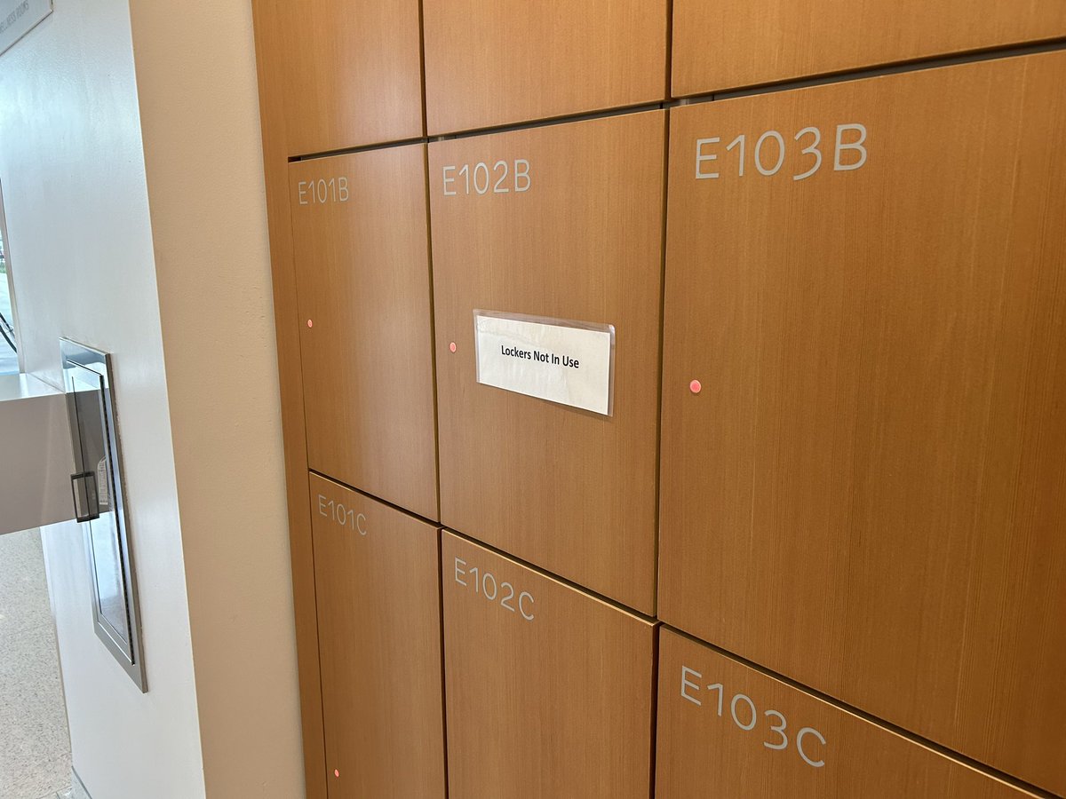 UO_Knight_Live's tweet photo. KC has gorgeous built-in lockers which may be used by faculty, staff, and students, and seem to be 100% available right now!

#knightcampus #oregon #lockers #accelerating #impact #innovation #goducks

Photo taken Thursday April 13 at 9:20 AM. https://t.co/vhf6dxrz7c