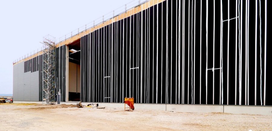 ABZ_News's tweet photo. Klimafreundliche #Bauweise: Etwa 8000 m² Sterling OSB/3-Zero verbaute Graf-#Holztechnik im neuen #Logistikcenter und #Fertigwarenlager für #Prefa Aluminiumprodukte. Während die #OSB-Struktur innen sichtbar bleibt, wurde das Flachdach von außen verkleidet. https://t.co/X9DsHOTu5W https://t.co/MBPXwR39kw