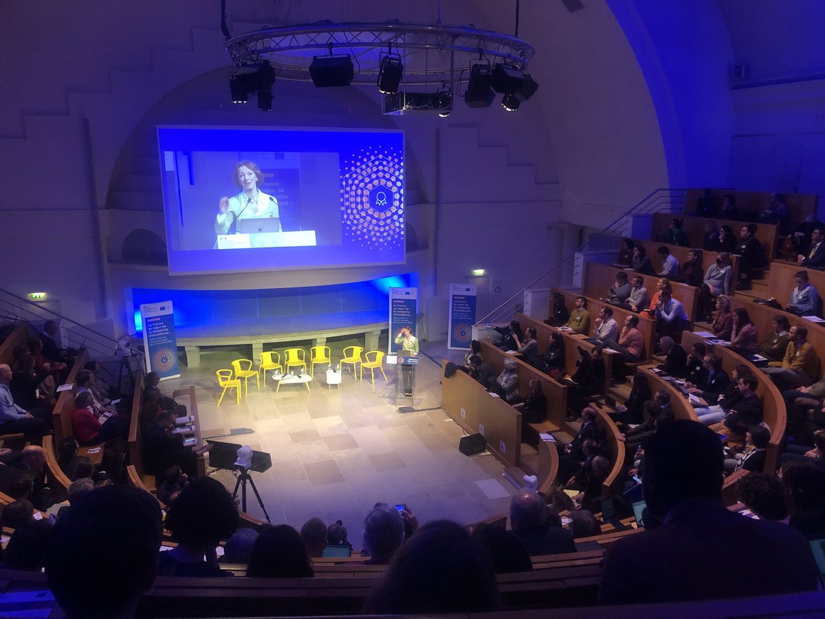 ERC_Research's tweet image. "If Europe wants to lead then we need to be the first to discover and understand the latest knowledge. We cannot lead by developing ideas fist discovered elsewhere. "

ERC President Maria Leptin at the celebration of 1500 ERC grantees in France.