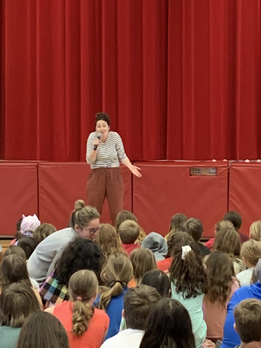 EcoleMaple_LDSB's tweet image. We welcomed Storyteller/Comedian Carlyn Rhamey who shared the trials and triumphs of growing up with ADHD with our junior students. Her message: learn to embrace what makes us different. #embracedifference #ADHD