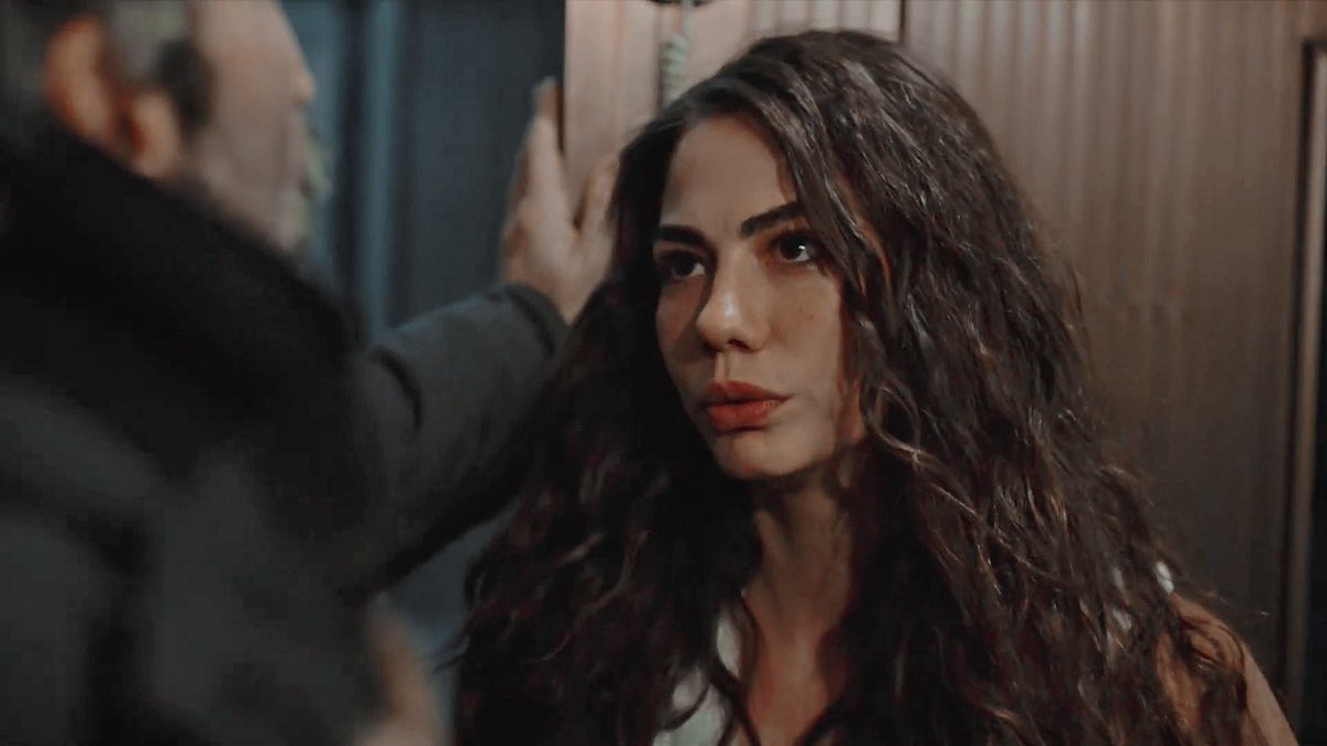 hourlydemet's tweet photo. Demet Özdemir as Farah Erşadi #DemetÖzdemir #AdımFarah #AdımFarahdizi #FarahErşadi https://t.co/qMEItyTqZi