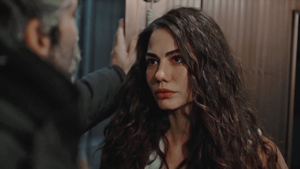 hourlydemet's tweet photo. Demet Özdemir as Farah Erşadi #DemetÖzdemir #AdımFarah #AdımFarahdizi #FarahErşadi https://t.co/qMEItyTqZi