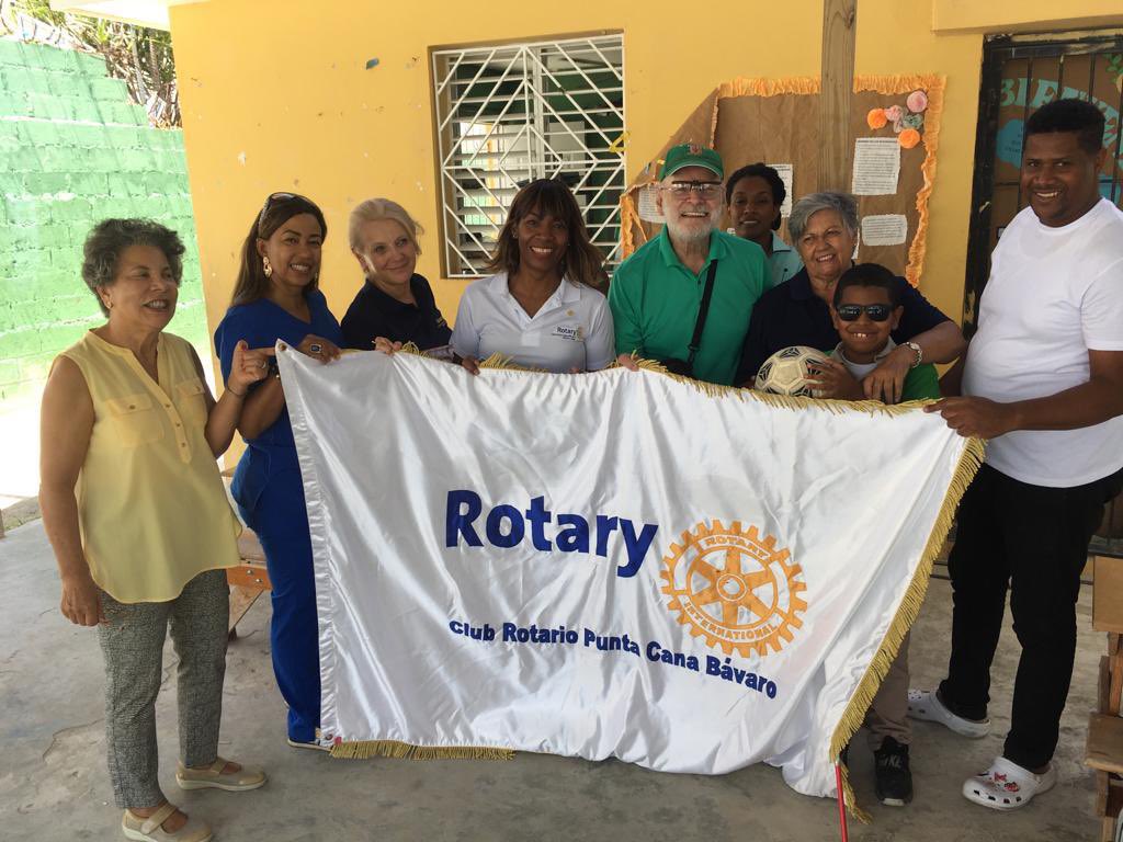 juniperoserraRC's tweet photo. A petición de nuestro club, entrega por parte del Delegado Territorial de Baleares de la ONCE, D. José Antonio Toledo, de diverso  material  de juegos  y aprendizaje  para un niño ciego, José Antonio,  de 8 años, alumno del colegio El Cortecito de República Dominicana. https://t.co/881QqATb6F