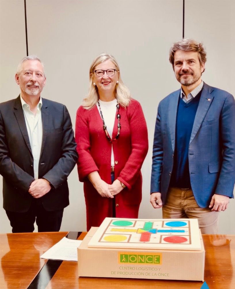 juniperoserraRC's tweet photo. A petición de nuestro club, entrega por parte del Delegado Territorial de Baleares de la ONCE, D. José Antonio Toledo, de diverso  material  de juegos  y aprendizaje  para un niño ciego, José Antonio,  de 8 años, alumno del colegio El Cortecito de República Dominicana. https://t.co/881QqATb6F