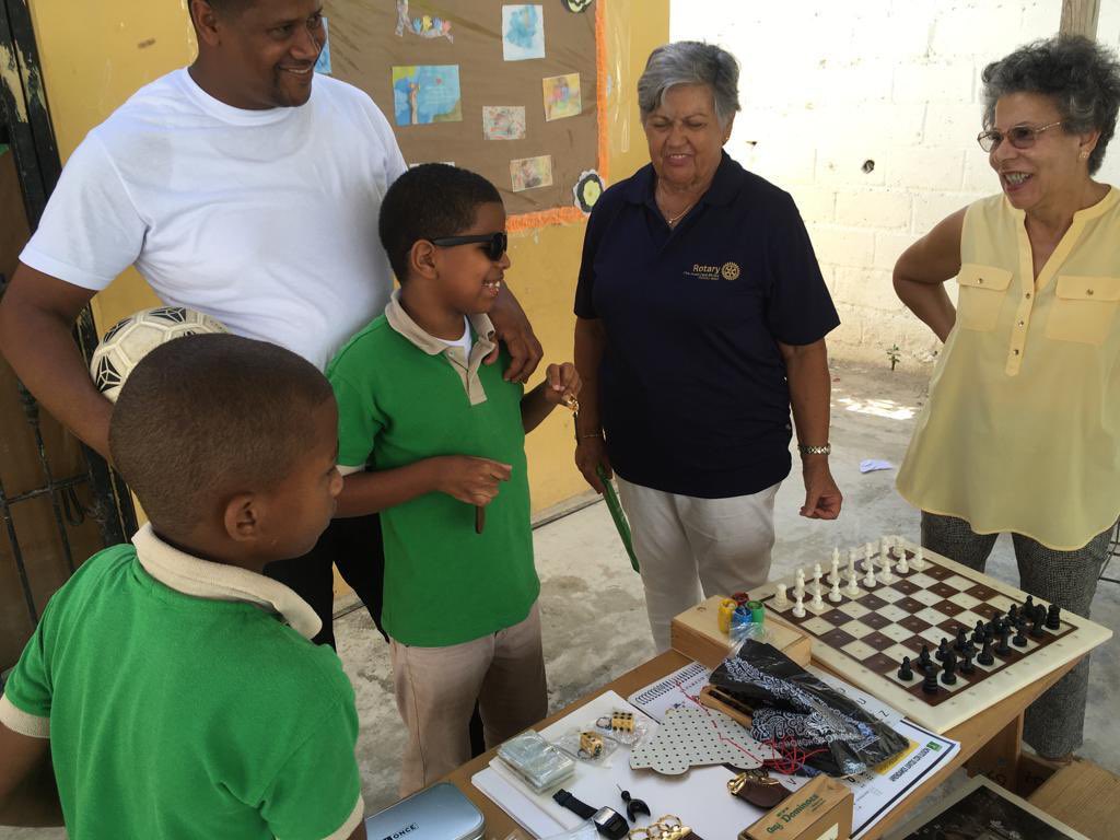 juniperoserraRC's tweet photo. A petición de nuestro club, entrega por parte del Delegado Territorial de Baleares de la ONCE, D. José Antonio Toledo, de diverso  material  de juegos  y aprendizaje  para un niño ciego, José Antonio,  de 8 años, alumno del colegio El Cortecito de República Dominicana. https://t.co/881QqATb6F