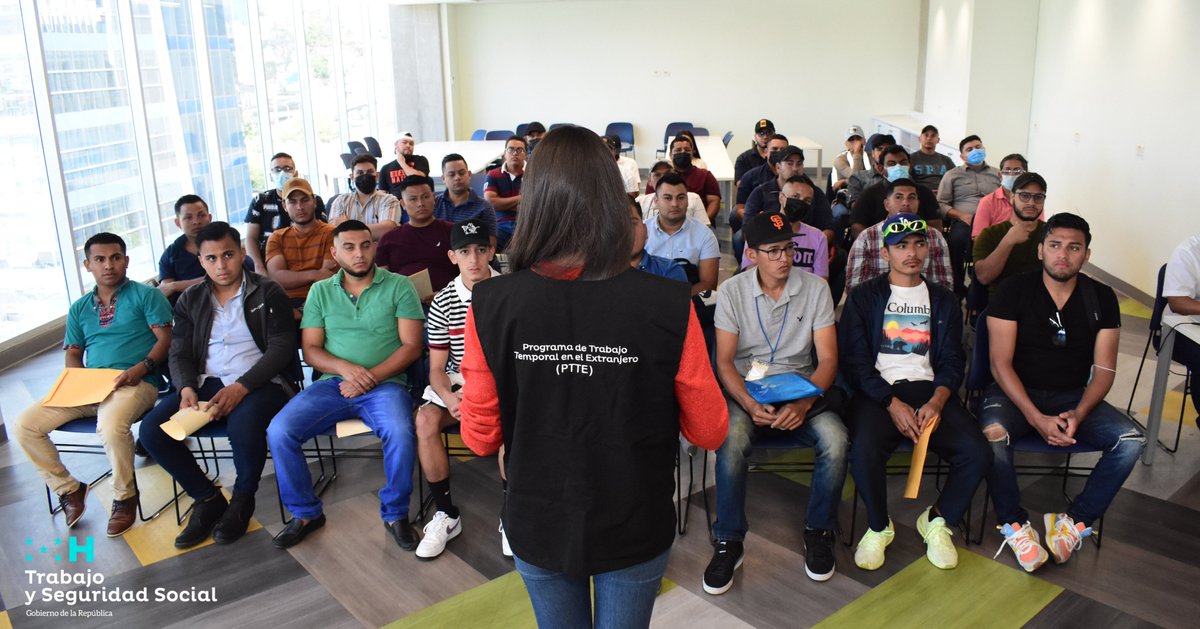 Trabajo_hn's tweet photo. ÂĄBuen Viaje! Un nuevo grupo de compatriotas irÃĄ a laborar legalmente a Estados Unidos. Recibieron sus pasaportes con los sellos respectivos en SETRASS. Coordina el Programa de Trabajo Temporal en el Extranjero.
@XiomaraCastroZ @SarahiCCerna @PMDuron @USAIDHonduras
#PTTE #SETRASS https://t.co/VtHdHDa8Ew